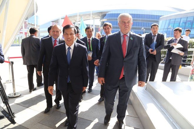  Bộ trưởng Bộ VHTTDL Nguyễn Ngọc Thiện (bên trái) cùng các đại biểu đến dự sự kiện Ngày Quốc gia Việt Nam tại EXPO 2017 Astana